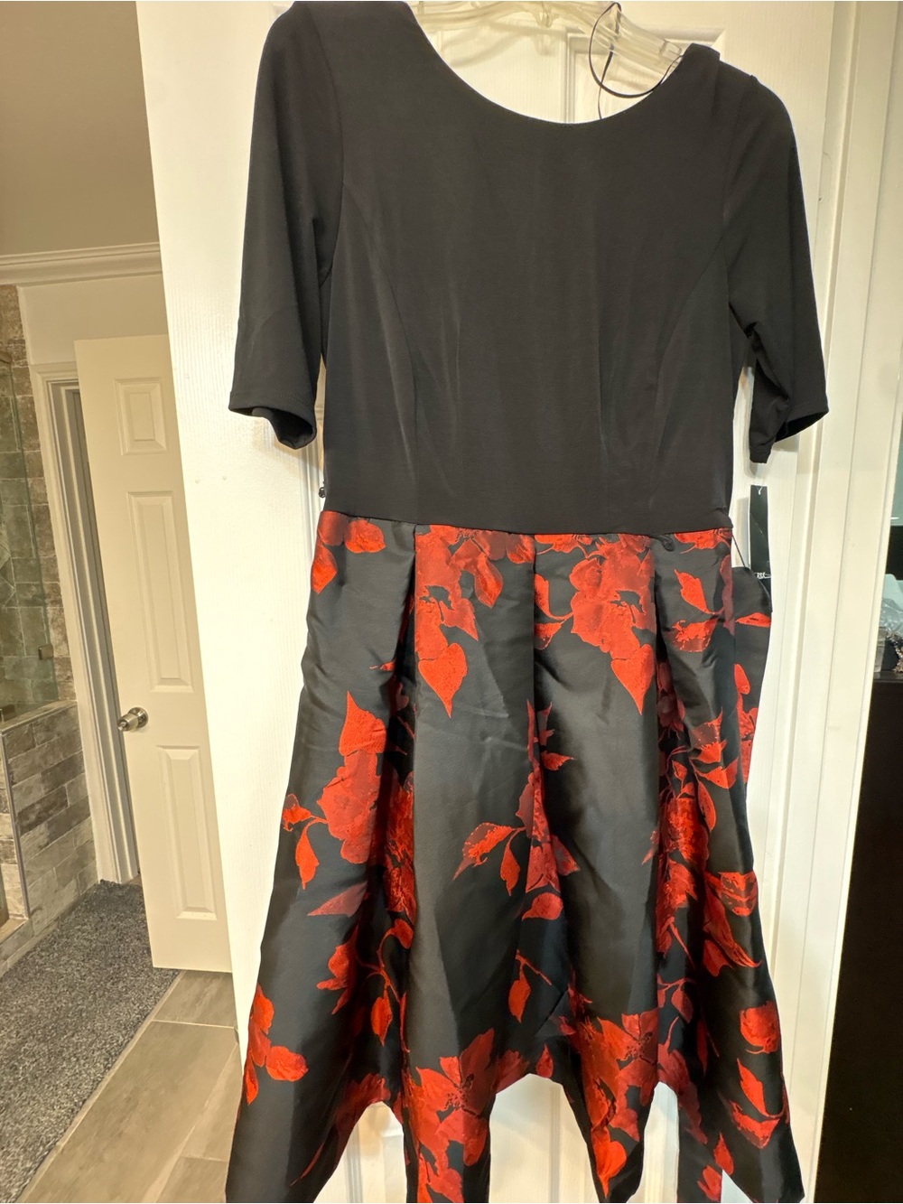 R & K Black and Red Size 6 Short Dress